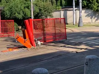 Tramwaj uszkodził bramę w zajezdni przy Młynarskiej