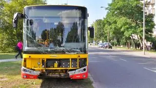 Zderzenie autobusu miejskiego z osobową mazdą