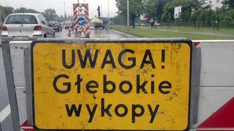 Deszcz i dziura w Wisłostradzie Piątkowy poranek w korkach