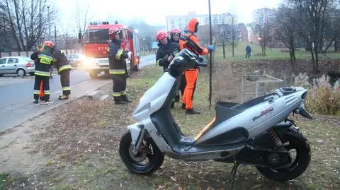 Wyłowili skuter ze stawu