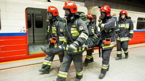 Dużo dymu i ewakuacja. Widowiskowe ćwiczenia strażaków w metrze