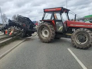 Ciągnik wjechał w barierki na drodze krajowej numer 61