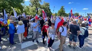 Uczestnicy marszu gromadzą się na placu Na Rozdrożu