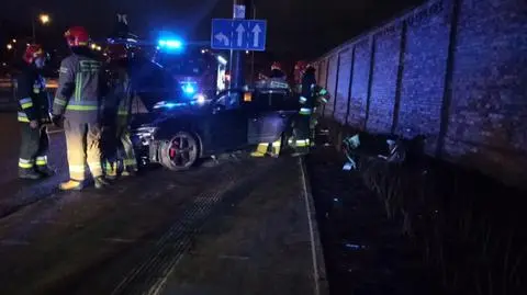 Uderzył w słup przy cmentarzu. 13-letni pasażer zakleszczony. Strażacy wycinali dach auta