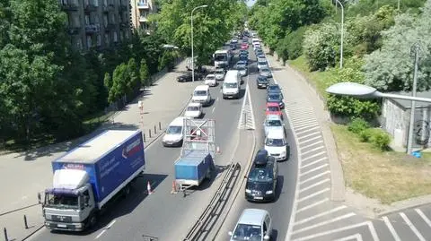 Wodociągowcy na pasie Wisłostrady. Korek w stronę Mokotowa