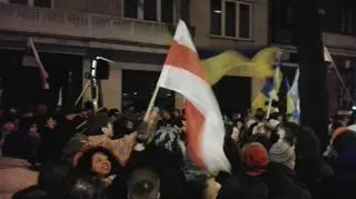 Protestujący mają ze sobą flagi