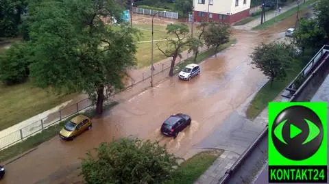 Pękła rura. Bartnicza pod wodą