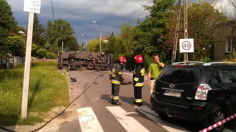 Ciężarówka na boku. "Chciała wymusić pierwszeństwo"