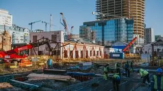 Przesuwanie budynku na terenie dawnej fabryki Norblina