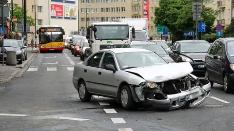 W wypadku na Ochocie ranni matka i dziecko