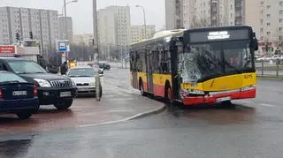 Kolizja autobusu miejskiego z osobówką