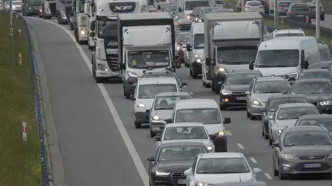 Auto na barierkach po kolizji na obwodnicy Warszawy. Utrudnienia