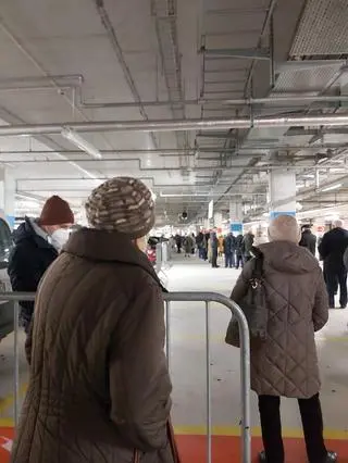 Kolejka do szczepienia na Stadionie Narodowym 