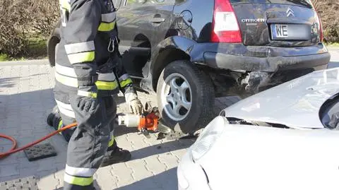 Samochody zakleszczone po kolizji. Straż użyła rozpieraka