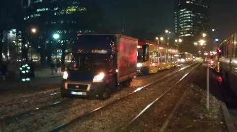 Wjechał na torowisko, zatrzymał tramwaje