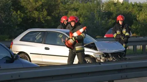 Uderzył w bariery na Trasie Siekierkowskiej. Miał 0,5 promila