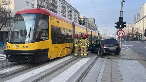 Opel zderzył się z tramwajem. Wstrzymany ruch na Marszałkowskiej