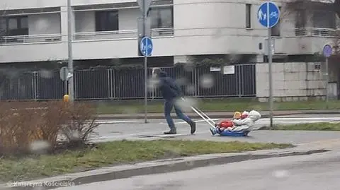 Wigilijna przejażdżka sankami po suchym chodniku