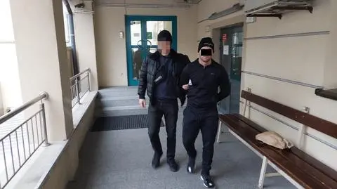 Wybili szybę w aucie, rozstawili podnośnik i wtedy przyszli policjanci