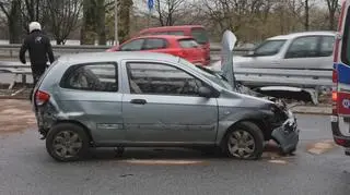 Samochód na barierkach przy Cytadeli