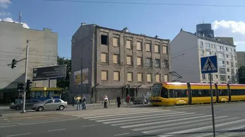 Rozbierają kamienicę na Woli. Potem działka trafi na sprzedaż