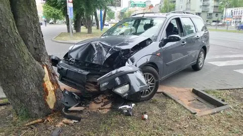 Osobówka na drzewie. Kobieta w szpitalu