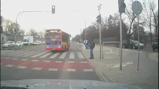 Autobus przejeżdża na czerwonym świetle