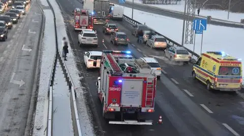 Krajowa "siódemka" w Sękocinie. Policja otrzymała zgłoszenia o kilkunastu kolizjach