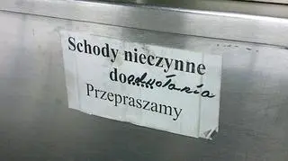 Schody do hali głównej nadal nieczynne - fot. Marcin Gula/tvnwarszawa.pl