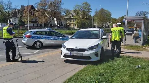 "Jeden z samochodów wypadł z drogi i uderzył w pieszą". Kobieta zmarła w szpitalu