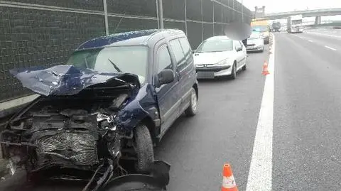 Zderzenie na autostradzie. "Jeden z samochodów mocno uszkodzony"