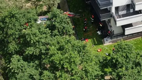 Zarwał się balkon z nowego bloku. Ranny robotnik, nadzór budowlany sprawdzi inwestycję
