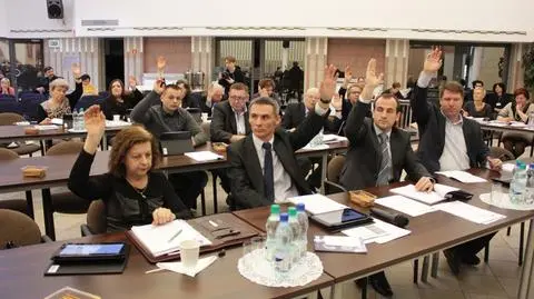 Tablety dla radnych bezużyteczne? Głosowali przez podniesienie ręki
