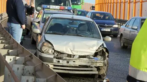 Kierująca autem wpadła w poślizg i wjechała w barierki