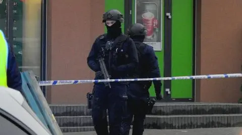 W sklepie zaatakował żonę nożem. Po zbrodni uciekł. Miał sądowy zakaz zbliżania się do rodziny