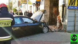 BMW wjechało w budynek przy Grochowskiej. Kierowca był pijany