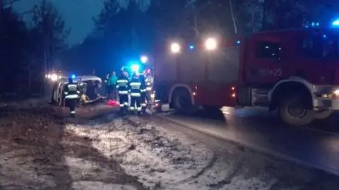 Audi wpadło do rowu i dachowało. Dwie osoby są ciężko ranne 