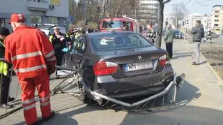 BMW wpadło na przystanek