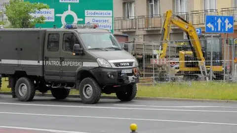 Akcja saperów przy placu Zawiszy. Robotnicy wykopali skrzynki z amunicją