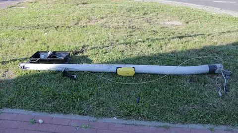 Znów zderzenie na Wilanowskiej. Volkswagen ściął sygnalizator