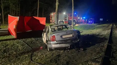 Po uderzeniu w drzewo auto zaczęło się palić. W środku dwa zwęglone ciała