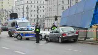 Kierowca bmw uderzył w barierki przy Dworcu Wileńskim