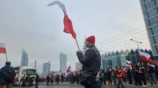 Przy rondzie Dmowskiego gromadzą się uczestnicy marszu