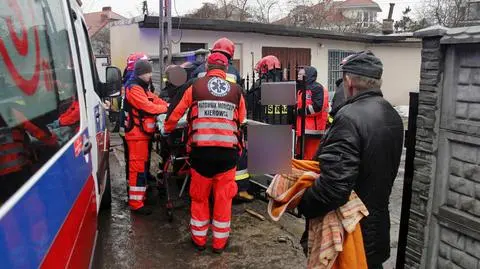 "Nadział się" na ogrodzenie. Zabrała go karetka