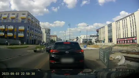 Motocyklista chciał ominąć korek i wpadł na maskę auta