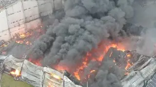 Pożar hali produkcyjnej widziany z góry