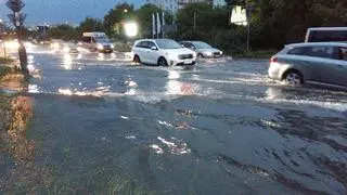 Woda z Potoku Służewieckiego wylewa się na jezdnię