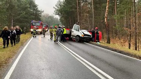 Zderzenie ciężarówki i auta dostawczego. Kierowca zmarł po godzinnej reanimacji