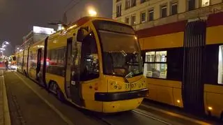 Uszkodzony tramwaj na Nowowiejskiej