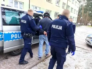 Mężczyzna jest podejrzany o atak na policjantów z użyciem noża i siekiery